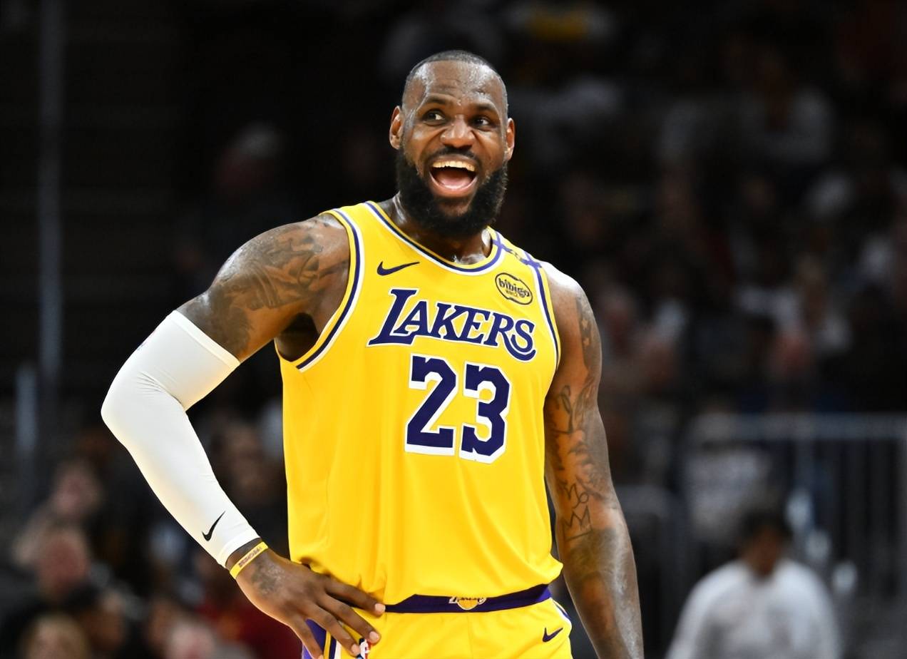 开云官网-詹姆斯重返赛场，反败为胜首场状态出色，皇家马德里观众沸腾！的简单介绍